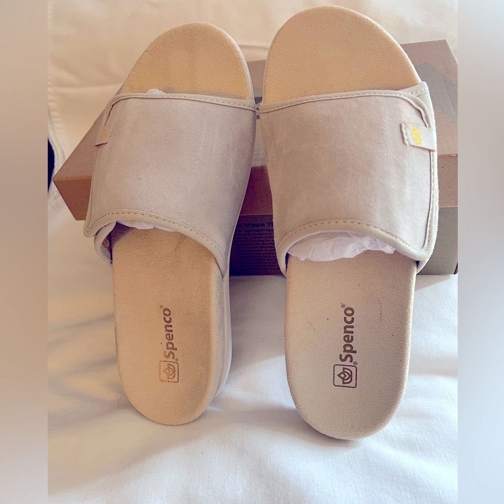 NEW NEVER WORN SANDALS/SLIPPERS. size 39